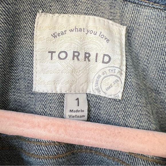 Torrid Cropped Distressed Denim Jacket Size 1 - Picture 3 of 6